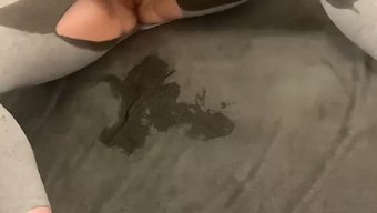 业余少女用假阳具自慰并自慰