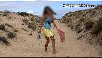 年轻的业余爱好者在海...