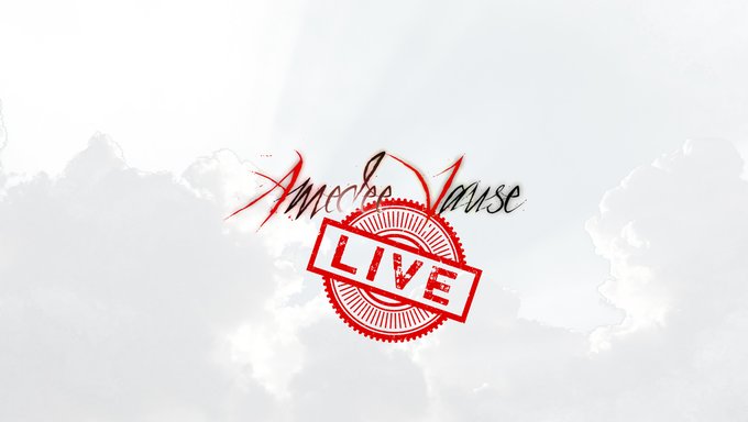Amedee Vause的乳交技巧在现场直播节目中展示