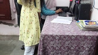 印度老板在隔间里和办...
