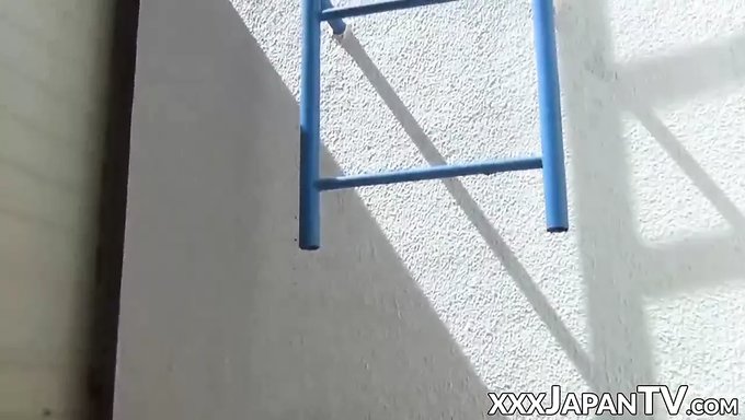 日本学生白天在户外沉迷于独自玩耍