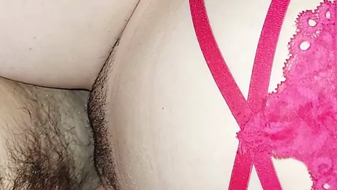欧洲年轻女子在被性玩具插入之前用手指自慰