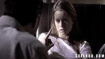 瘦弱的少女在监狱里被...