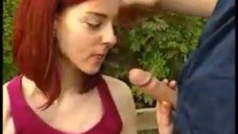 继兄妹在户外探索他们的性欲