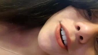 在床上自慰的女孩:一...