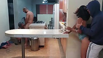 看我妹妹和我男朋友做...