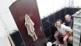 一个男人付钱录制了两...