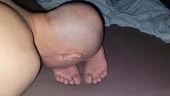 继母被变态继子舔脚底...