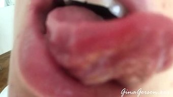 瘦弱的少女在自制视频...