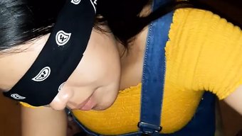 少女在自制视频中吸吮阴茎