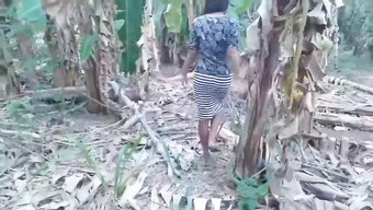 拉丁裔学生妹在狂野的...