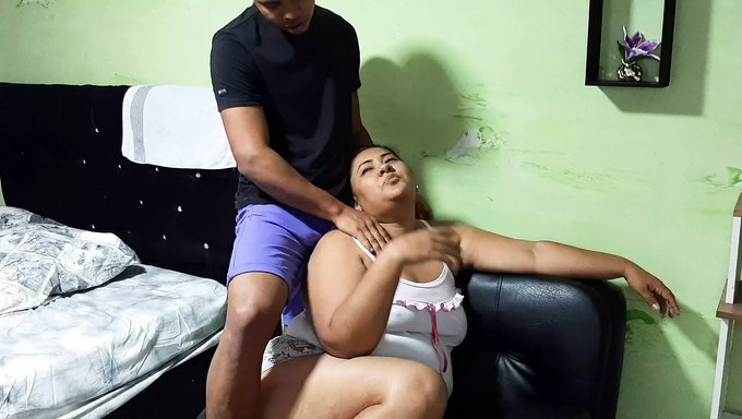 成熟的拉丁美女在沙发上接受大鸡巴