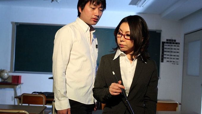 淫荡的日本教官minami Kitagawa在宿舍里为她的学生口交