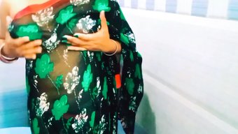 暴露狂印度少女在浴室...
