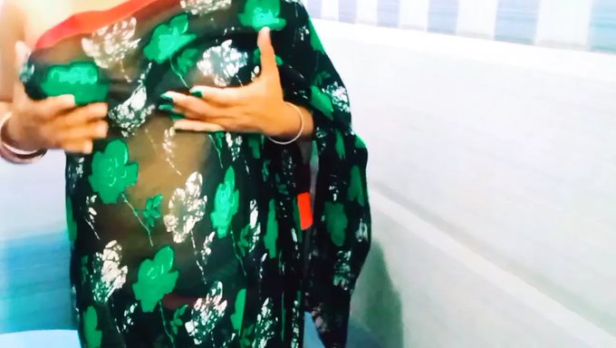 暴露狂印度少女在浴室里被调皮