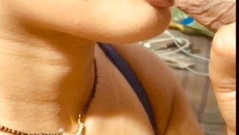 健身男在厨房里被继兄...