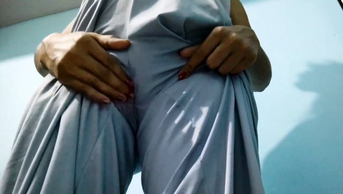 Desi Bhabhi的肮脏谈话和按摩导致了令人惊叹的高潮