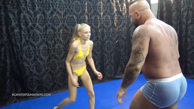 Zsolt在bdsm视频中支配瘦弱的金发美女bonnie Dolce