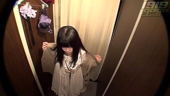 大学生在更衣室里被一...