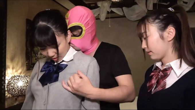 少女(18+)在pov视频中进行角色扮演和自慰