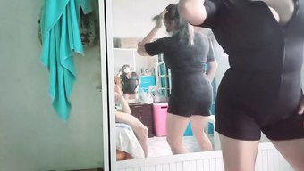 美国老板在旅馆房间里...