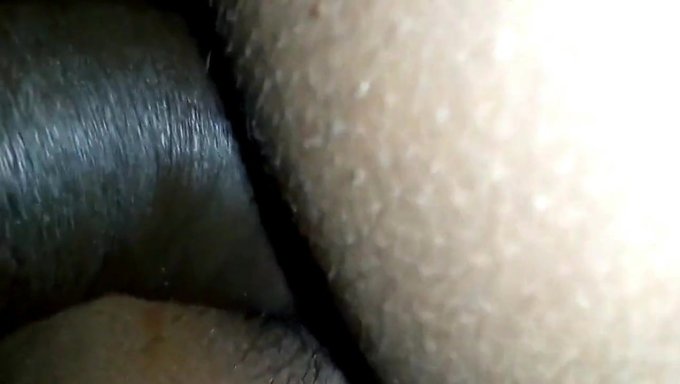 亚洲少女与她的叔叔的第一次性接触