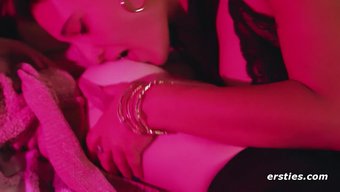 第一次女同性恋体验:...
