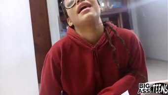 继妹刚满18岁就跟继...