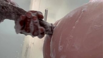继女洗澡时和继父玩肛...