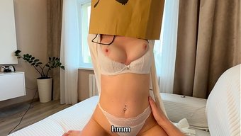 一个穿着鬼装的女孩帮...