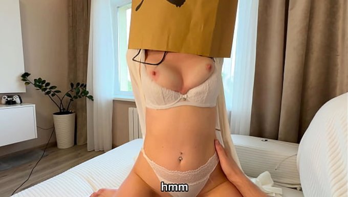 一个穿着鬼装的女孩帮助治愈了一个男人在万圣节的勃起 - 俄罗斯业余视频。