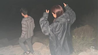 一个女孩来到派对上,...