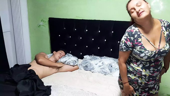 业余少女与继父的手交