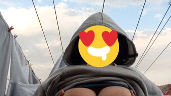 大天然乳房展示给邻居看