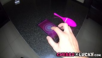 纹身的棕发女郎与跨种...
