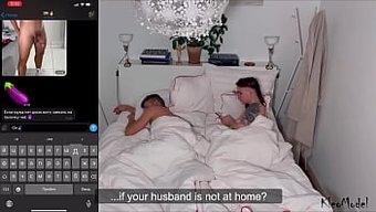 出轨的妻子在与丈夫和...