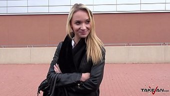 金发美女被大鸡巴操得...