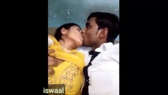 大奶婆在车里被粗暴地群交