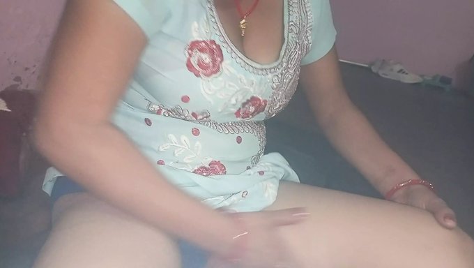 印度女孩在铁杆视频中被粗暴地舔和操