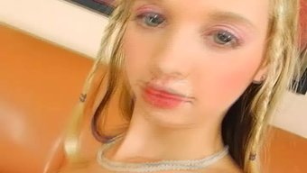 看一个年轻的德国女孩...