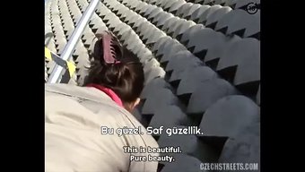 看一个性感的少女从后...