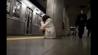 日本夫妇的火车通勤变...