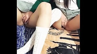可爱的少女女同性恋在...