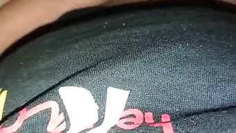 印度熟女的毛茸茸的阴...