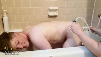 顺从的人的感性淋浴肛交体验