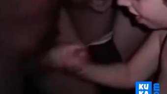 业余棕发女郎在群交场...