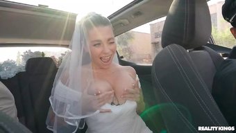 新婚新娘在酒店房间里...