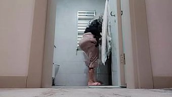 年轻的印度继母被洗衣...
