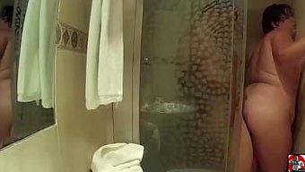 剃光的屁股在淋浴中被...