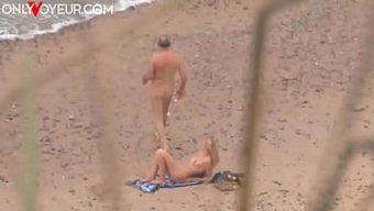 窥视狂少女在海滩上变得肮脏